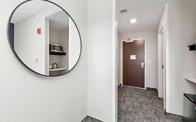 Holiday Inn Express Kansas City North Parkville An IHG Hotel