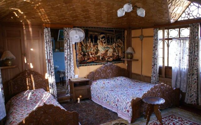 Shabrose Heritage Houseboats