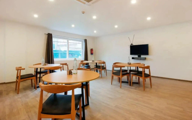 H Square by OYO Rooms