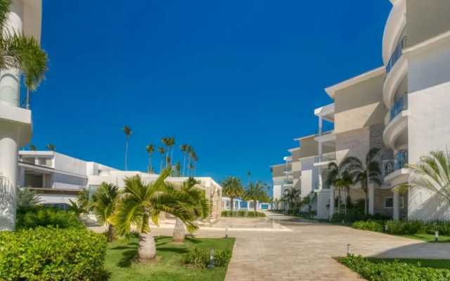 Unique Modern Apartment With Direct Beach Access