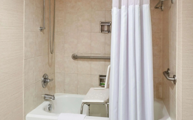 DoubleTree by Hilton Windsor Hotel & Suites