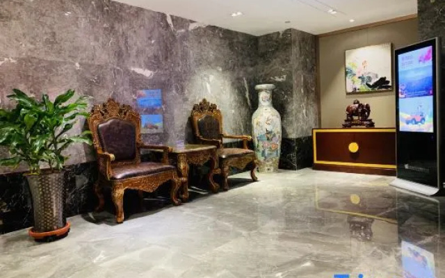 Asia Europe Hotel (Lan Da Er Yuan Branch, Xiguan Metro Station)