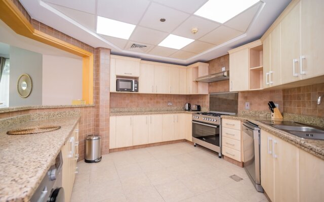 Luton Vacation Homes - Shoreline Apartment with Beach access