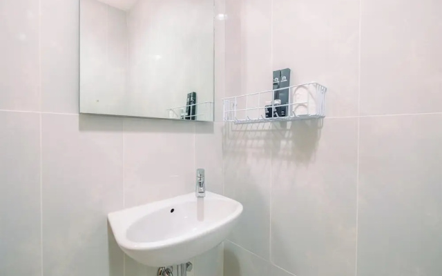 Nice And Comfort Studio At Evenciio Apartment