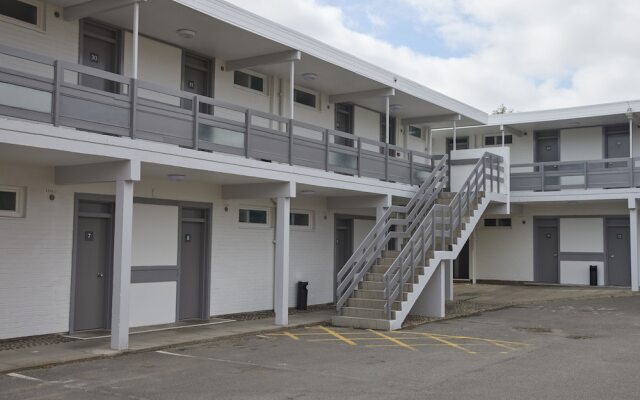 The Longshoot Hotel by Greene King Inns