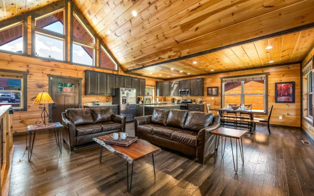 Mountain Skyy 3 Bedroom Cabin by RedAwning