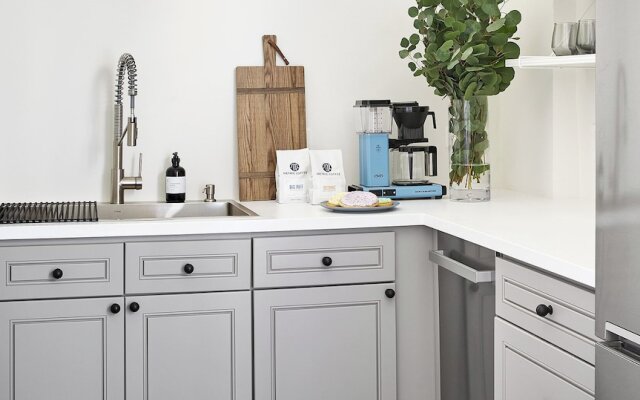 The Neighborhood Hotel - Lincoln Park