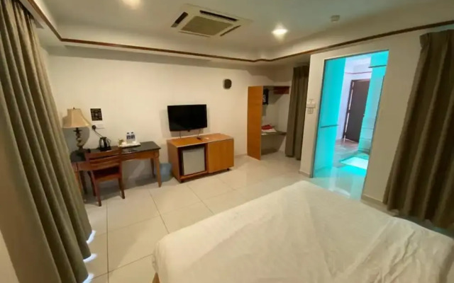 CMK & Private Water Chalet