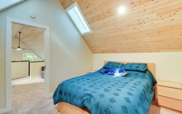 Community Beach Access: Modern Poconos Cabin!