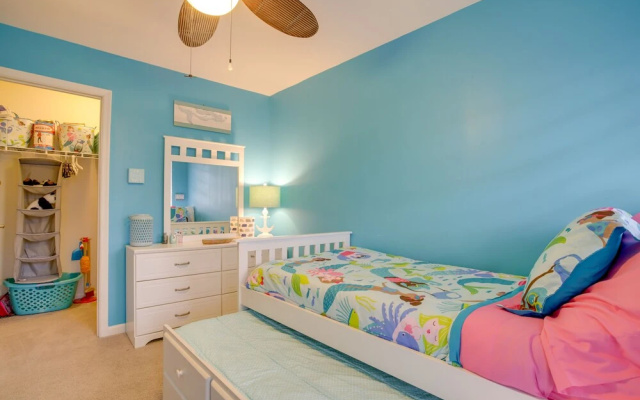 Shuttle to Beach: Millville Townhome w/ Porch