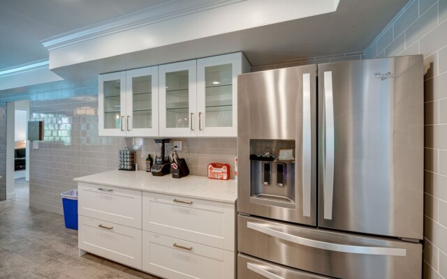 Bakersfield Oasis: Private Pool, Hot Tub & Patio!