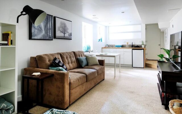 Argyle Basement Elegant 1 BR and Sofabed
