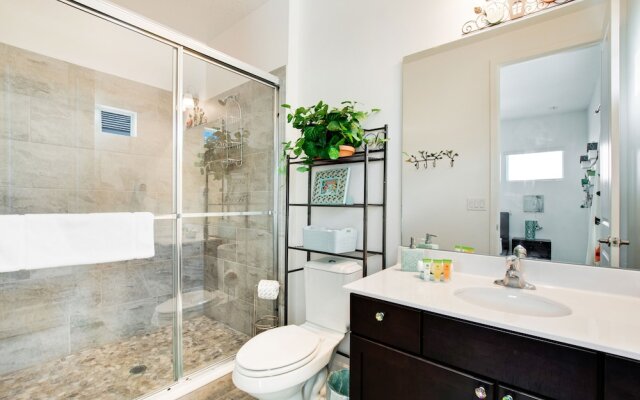 3910 Oakville Avenue