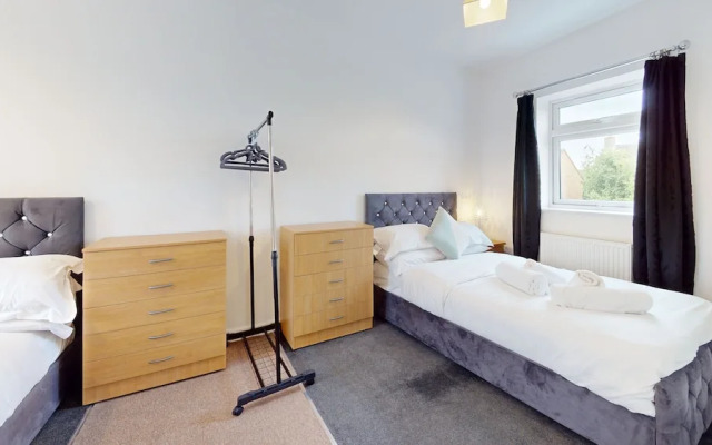 4 Bedroom Home - Sleeps 10 - Free Parking