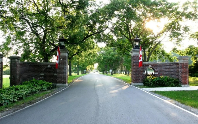 Residence & Conference Centre - King City