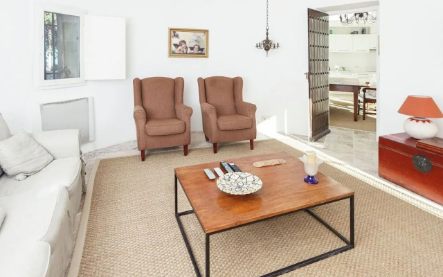 Spacious Castle in Jonquières With Swimming Pool