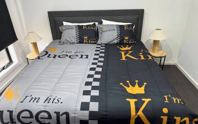 Modern & Cosey 4bedroom House Walk to Beach