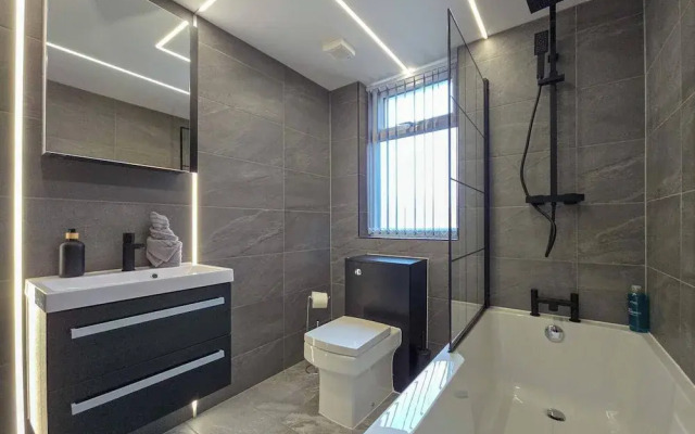 Blackpool Bliss - Spacious 4-bed Apartment