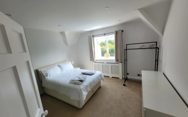 Remarkable 8 Bed Family House Sleeping 16 w/ Pool