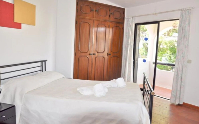 Nestled in Vilamoura, Private Pool, Free Off-street Parking, AC & Wifi