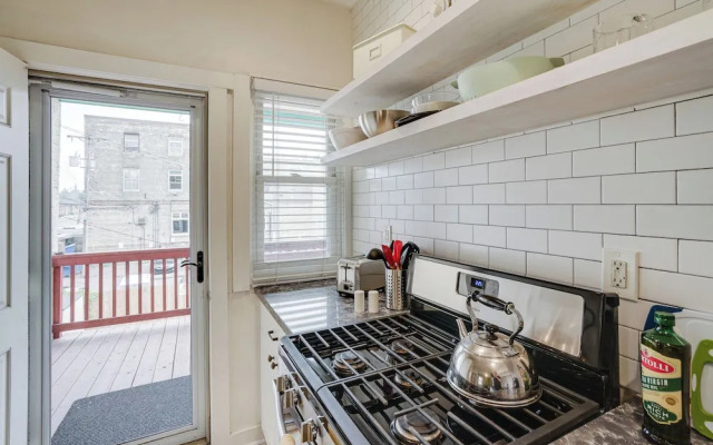 Bright Minneapolis Apartment - 1 Mi to Downtown!