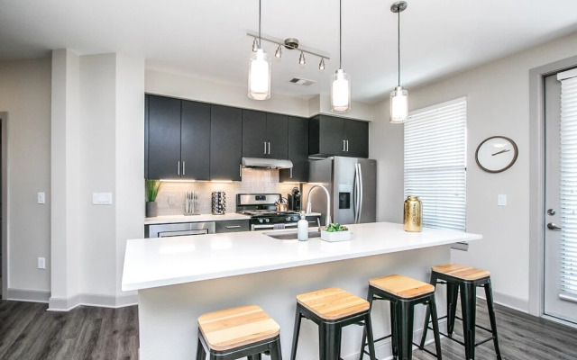 Rooftop Pool, Views, Close to Shops & Dining 1131