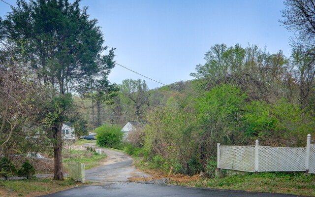 Spacious Triangle Townhome - Near Hiking & Golf!