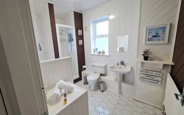 Large 3 Bed Flat Free Parking
