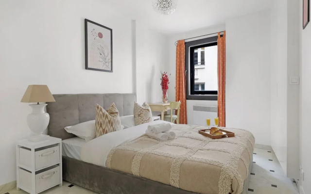 Stylish 2BR for 6 by Champs-Elysees