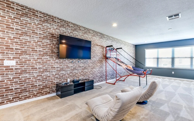 14 Bdrm 11 BA Sleeps 30