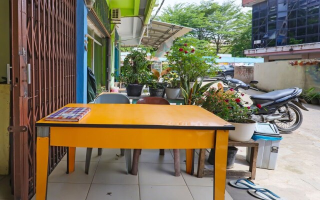 SPOT ON 92186 Penginapan LorraNearPasar Oleh Oleh