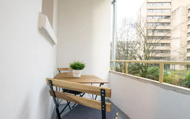 Comfortable Large Center Apartment