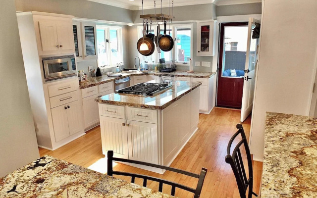 Beach City Craftsman - Walk to Beach