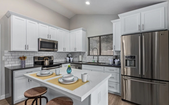 110th Scottsdale 3 Bedroom Home by RedAwning