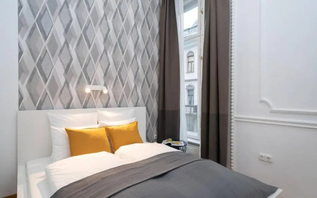 BEST located, 150 m2 5 bedrooms apt.,