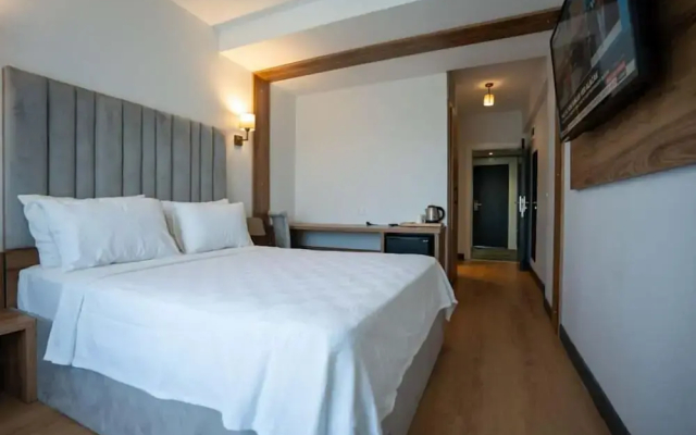 Lake Li̇fe Hotel
