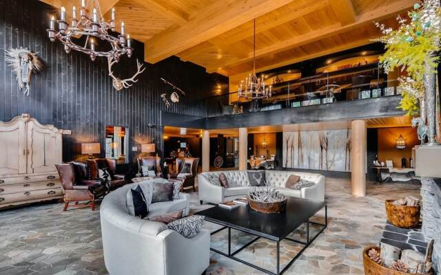 Luxury 2 Bedroom Ski in, Ski out Condo in Breckenridge with Shared Pool, Hot Tub, Arcade, and Bar