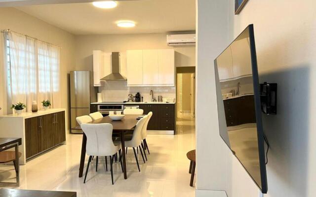 Luxurious Beachside 3-Br Apt
