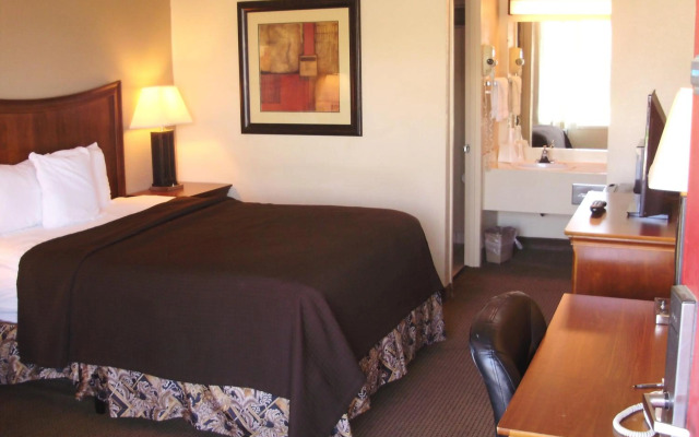 Trade Winds Central Inn