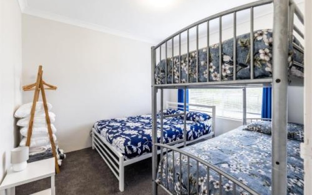 4 'Adriana', 83 Ronald Avenue - Open Plan Living With Backyard – Guest Rooms – Shoal Bay