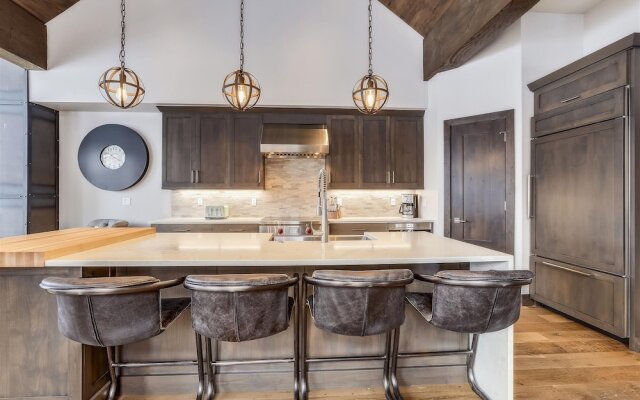 Five Peaks Townhouse with Garage and Hot Tub by RedAwning