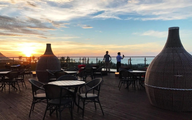 Camphortree Hotel & Resort