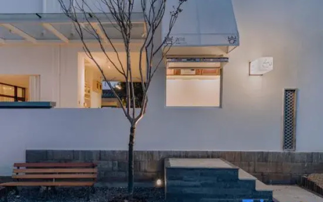 Yansheng Jingyue Designer Hot Spring B & B