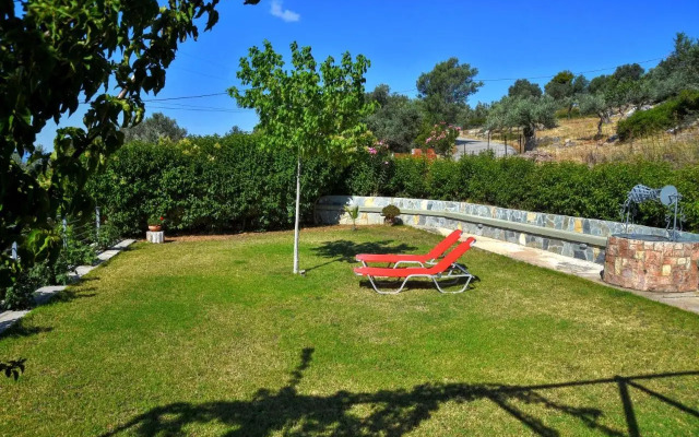 Eretria Cozy Home - Spacious Garden Retreats
