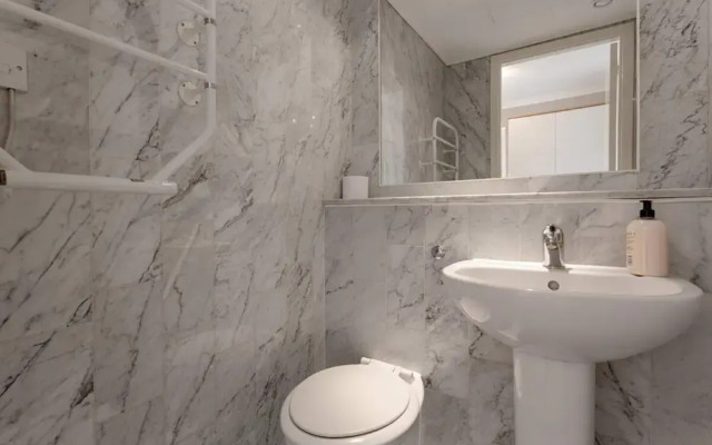 Bright, Modern One-bed With Stunning View of Thames