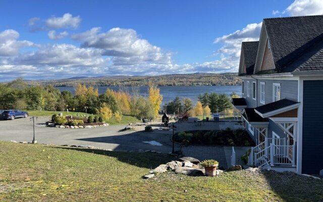 Au Sommet Du Lac Magog