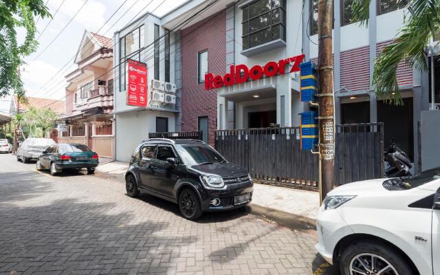 RedDoorz near Grand City Mall 2