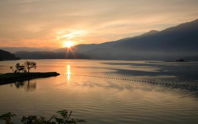 Sun Moon Lake Crystal B & B