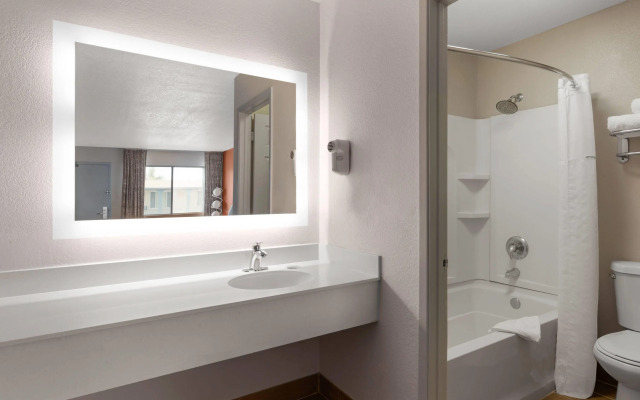 Howard Johnson by Wyndham Modesto Ceres