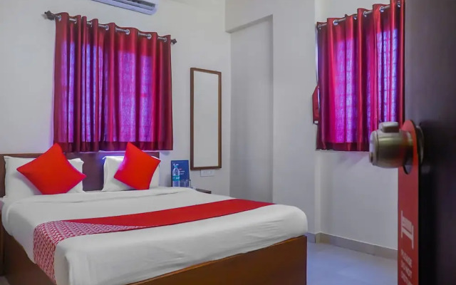 OYO 11551 Hotel Pioneer 2